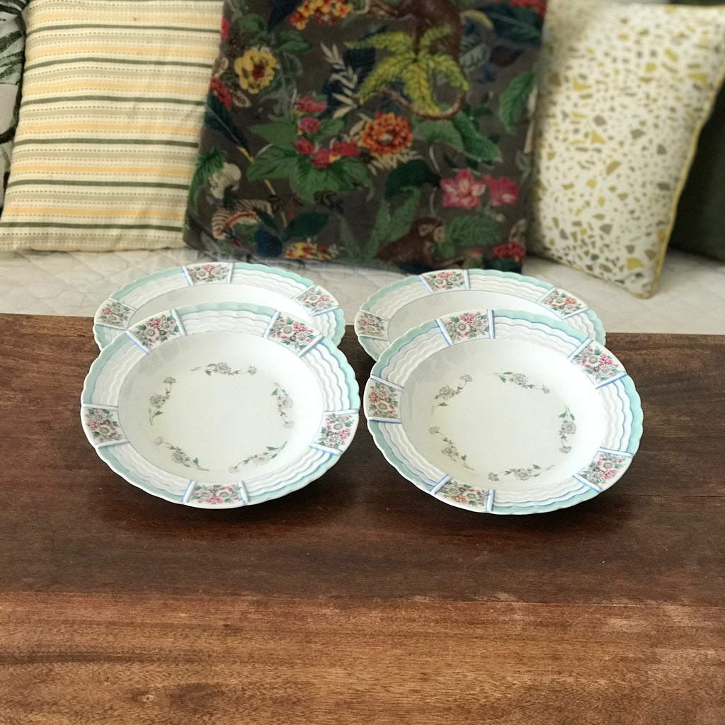 Lot de 4 assiettes creuses en porcelaine de Limoges A. Lanternier décor fleurs, vert et bleu par Hello Broc brocante en ligne