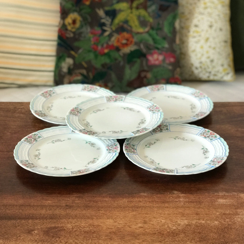 Lot de 5 assiettes à entremets ou à fromage en porcelaine de Limoges Lanternier décor bleu et fleuri diamètre de 22,5 cm par Hello Broc brocante en ligne