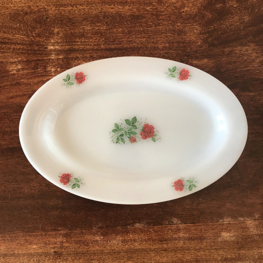 Plat ovale en verre opalin blanc Arcopal décor roses rouges par Hello Broc brocante en ligne