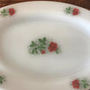 Plat ovale en verre opalin blanc Arcopal décor roses rouges par Hello Broc brocante en ligne