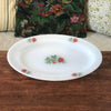 Plat ovale en verre opalin blanc Arcopal décor roses rouges par Hello Broc brocante en ligne