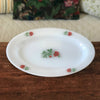 Plat ovale en verre opalin blanc Arcopal décor roses rouges par Hello Broc brocante en ligne