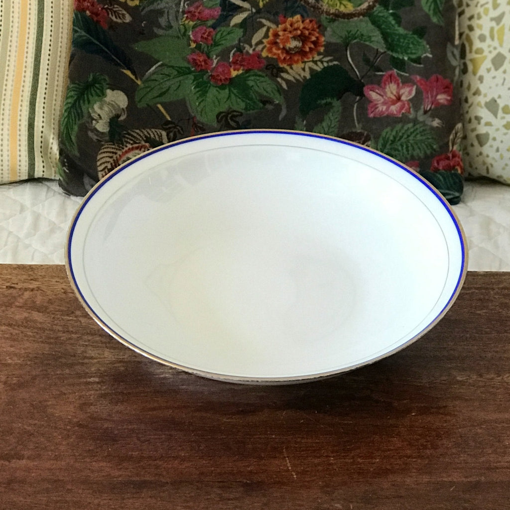 Plat de service rond et creux en porcelaine blanche liserés doré et bleu UML France par Hello Broc brocante en ligne