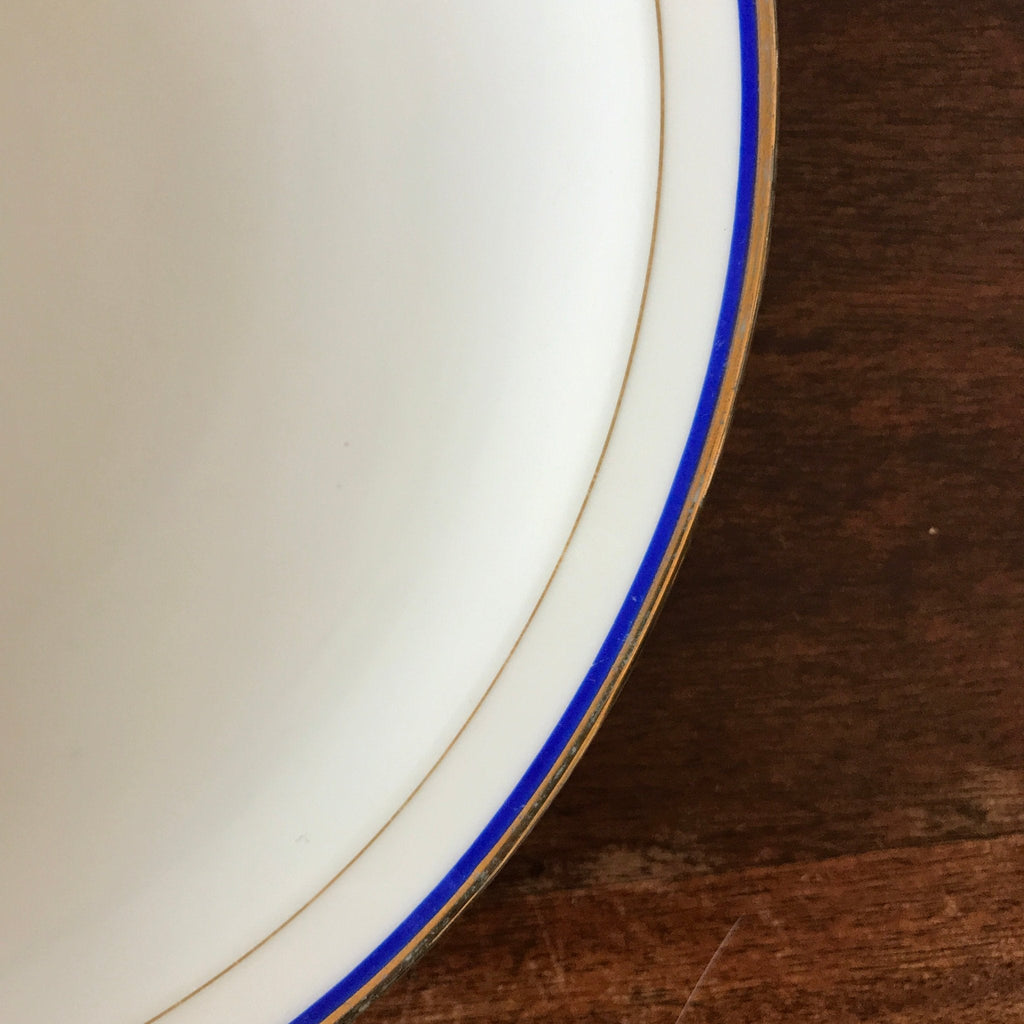 Plat de service rond et creux en porcelaine blanche liserés doré et bleu UML France par Hello Broc brocante en ligne