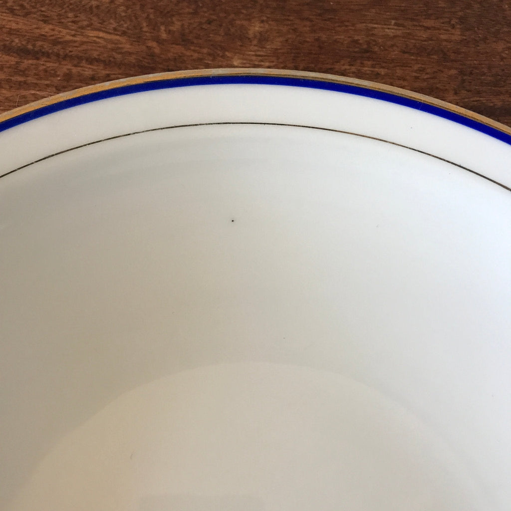 Plat de service rond et creux en porcelaine blanche liserés doré et bleu UML France par Hello Broc brocante en ligne