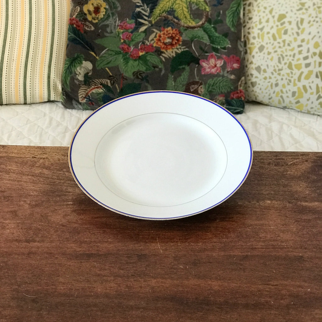 Plat de service rond et plat en porcelaine blanche liserés doré et bleu UML France diamètre de 28 cm par Hello Broc brocante en ligne