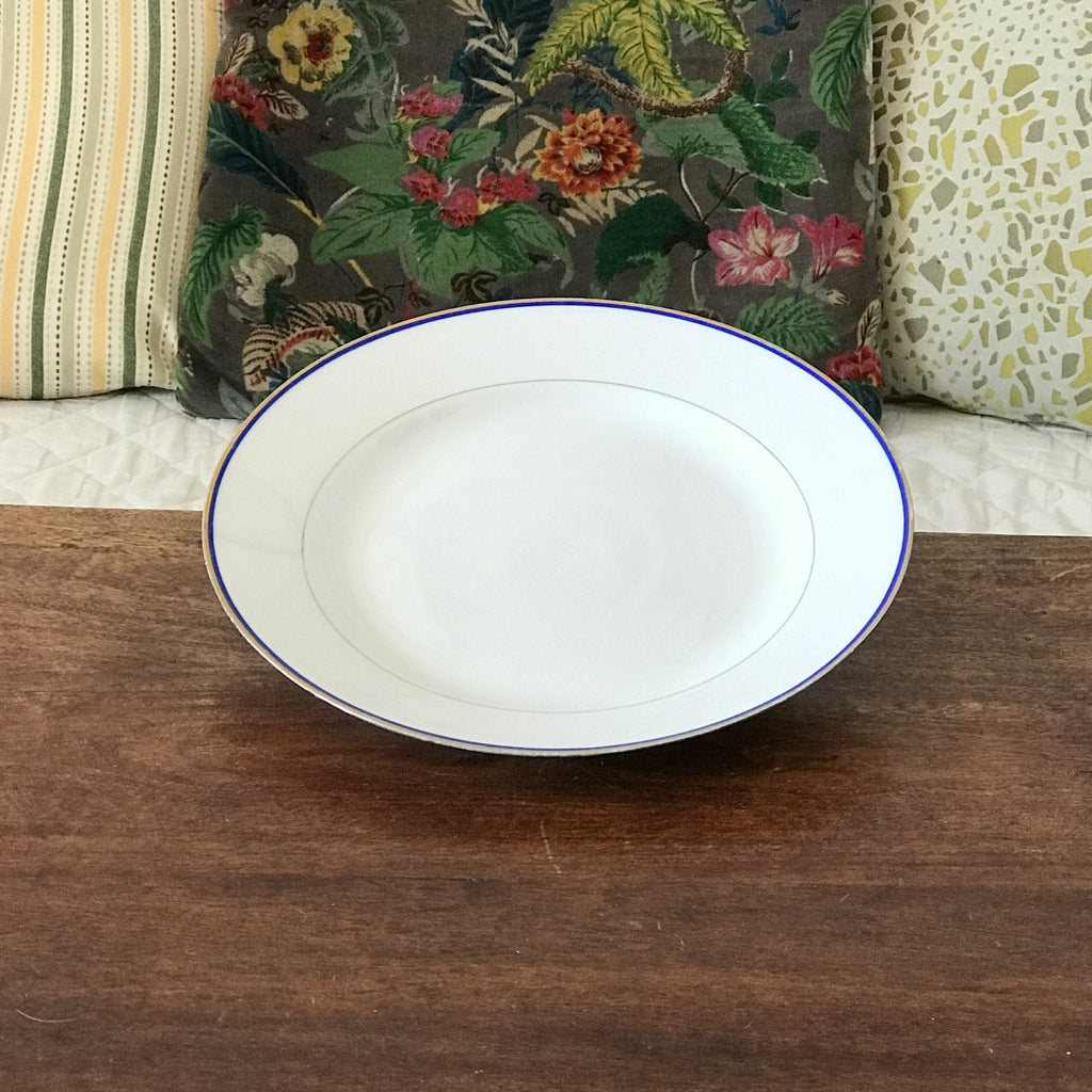 Plat de service rond et plat en porcelaine blanche liserés doré et bleu UML France diamètre de 28 cm par Hello Broc brocante en ligne