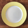 Plat de service rond en faïence blanche et jaune Orchies Moulin des Loups France diamètre de 27 cm par Hello Broc brocante en ligne