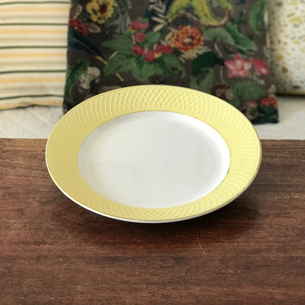 Plat de service rond en faïence blanche et jaune Orchies Moulin des Loups France diamètre de 27 cm par Hello Broc brocante en ligne