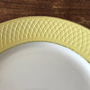 Plat de service rond en faïence blanche et jaune Orchies Moulin des Loups France diamètre de 27 cm par Hello Broc brocante en ligne