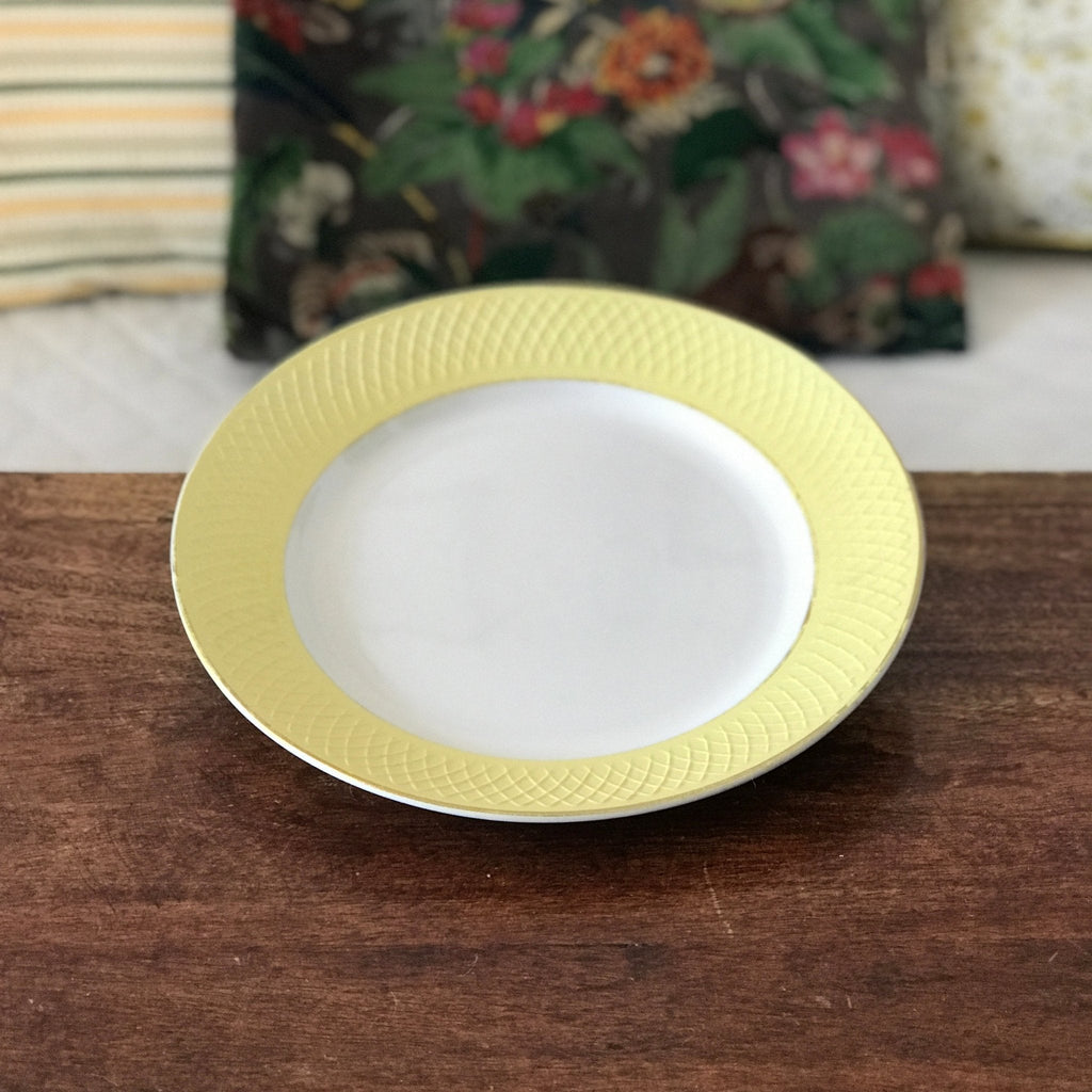 Plat de service rond en faïence blanche et jaune Orchies Moulin des Loups France diamètre de 27 cm par Hello Broc brocante en ligne