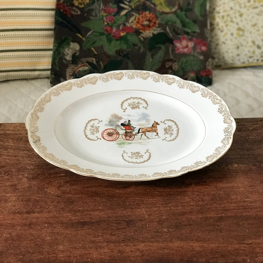 Plat de service ovale décor calèche et dorée Véritable porcelaine du Berry par Hello Broc brocante en ligne