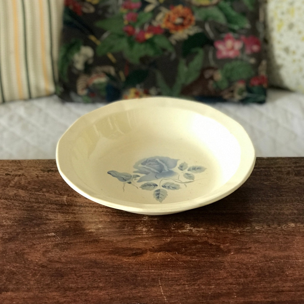 Plat de service rond et creux en faïence de Digoin décor roses bleues par Hello Broc brocante en ligne