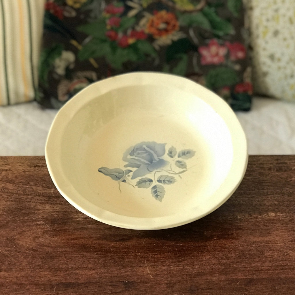 Plat de service rond et creux en faïence de Digoin décor roses bleues par Hello Broc brocante en ligne