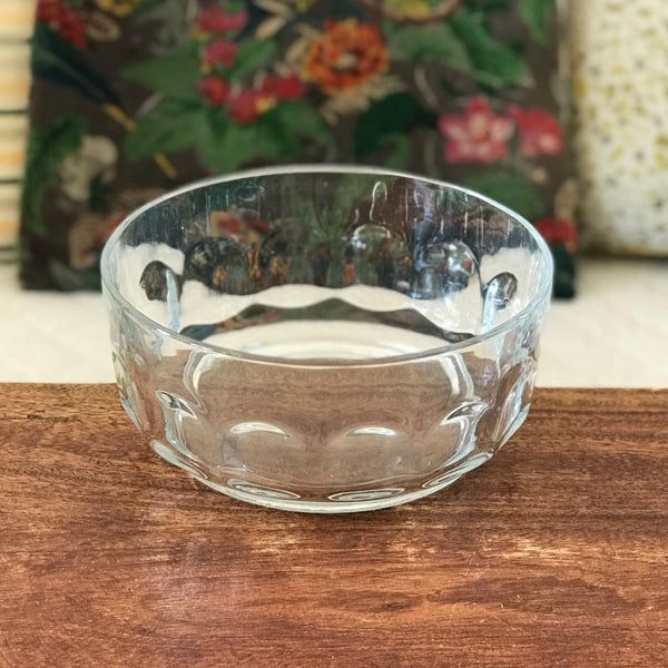 Saladier vintage en verre moulé transparent Arcoroc France diamètre 22 cm par Hello Broc brocante en ligne