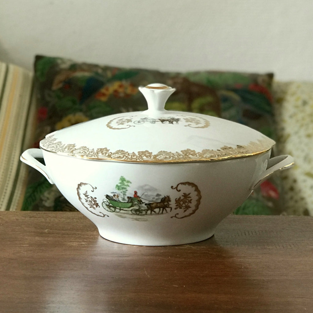 Soupière en porcelaine blanche du Berry dorée et décor calèche par Hello Broc brocante en ligne