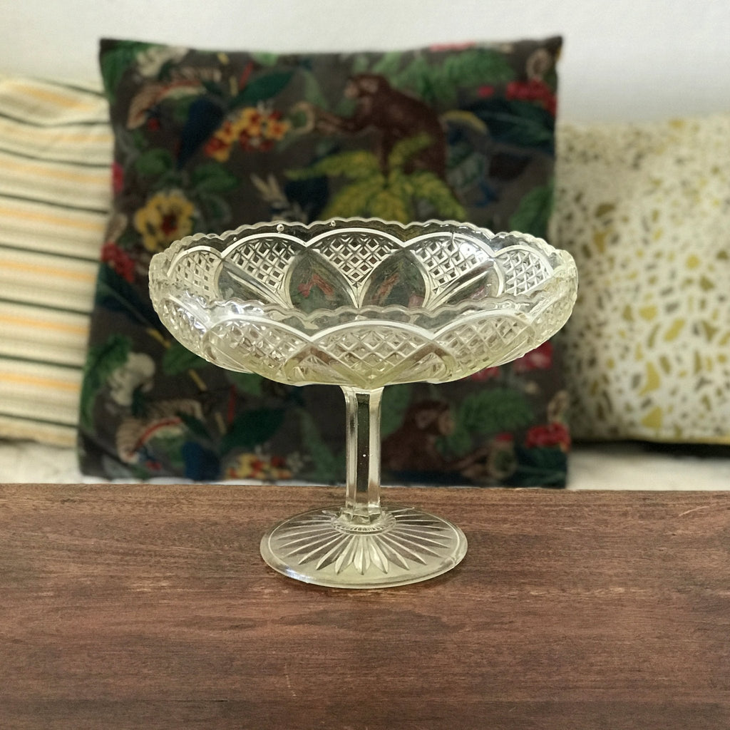 Grand compotier sur pied en cristal moulé années 50 par Hello Broc brocante en ligne