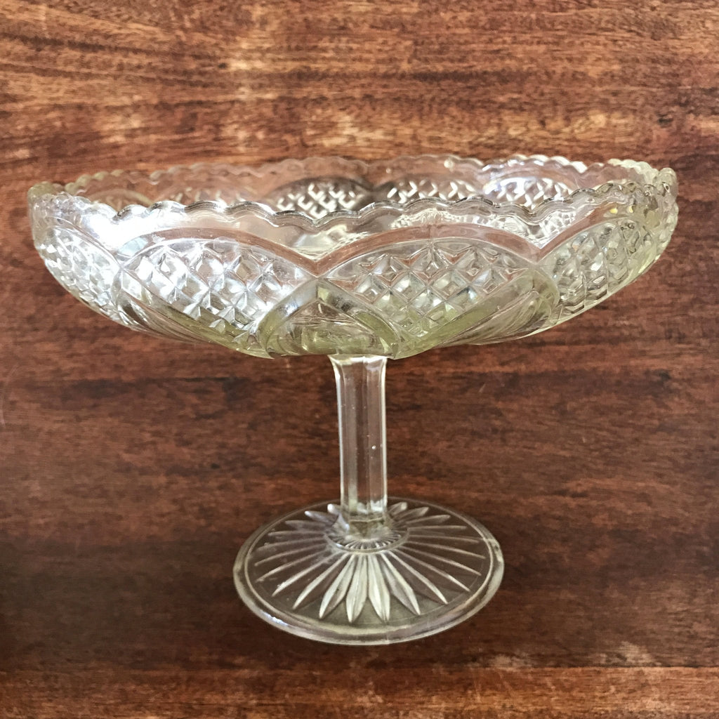 Grand compotier sur pied en cristal moulé années 50 par Hello Broc brocante en ligne