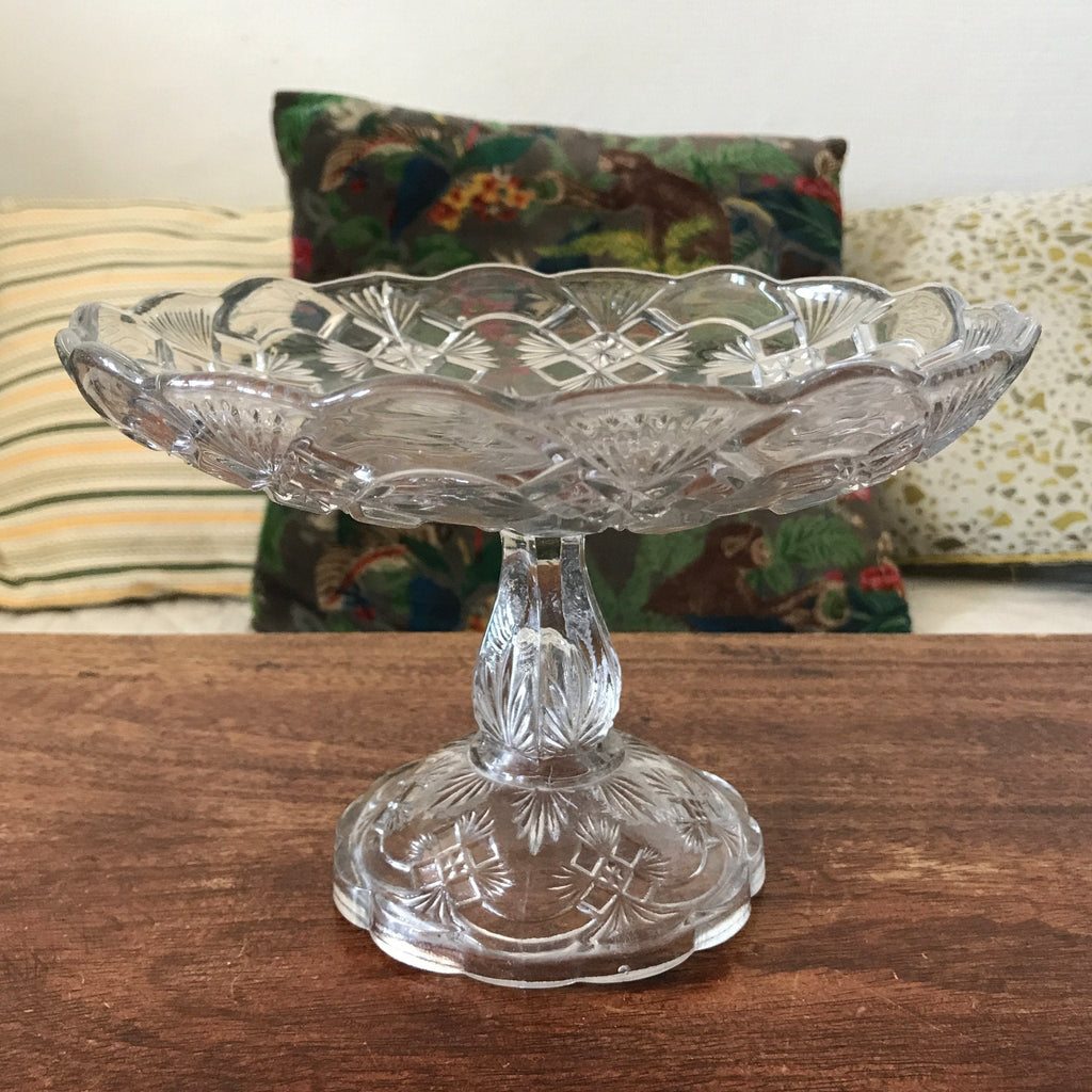 Petit compotier ou coupe à fruit sur piédouche en cristal moulé diamètre de 20 cm hauteur de 14 cm par Hello Broc brocante en ligne