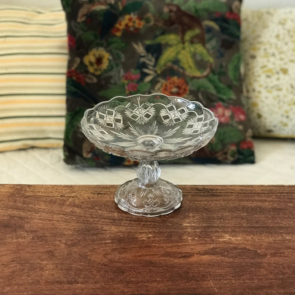 Petit compotier ou coupe à fruit sur piédouche en cristal moulé diamètre de 20 cm hauteur de 14 cm par Hello Broc brocante en ligne