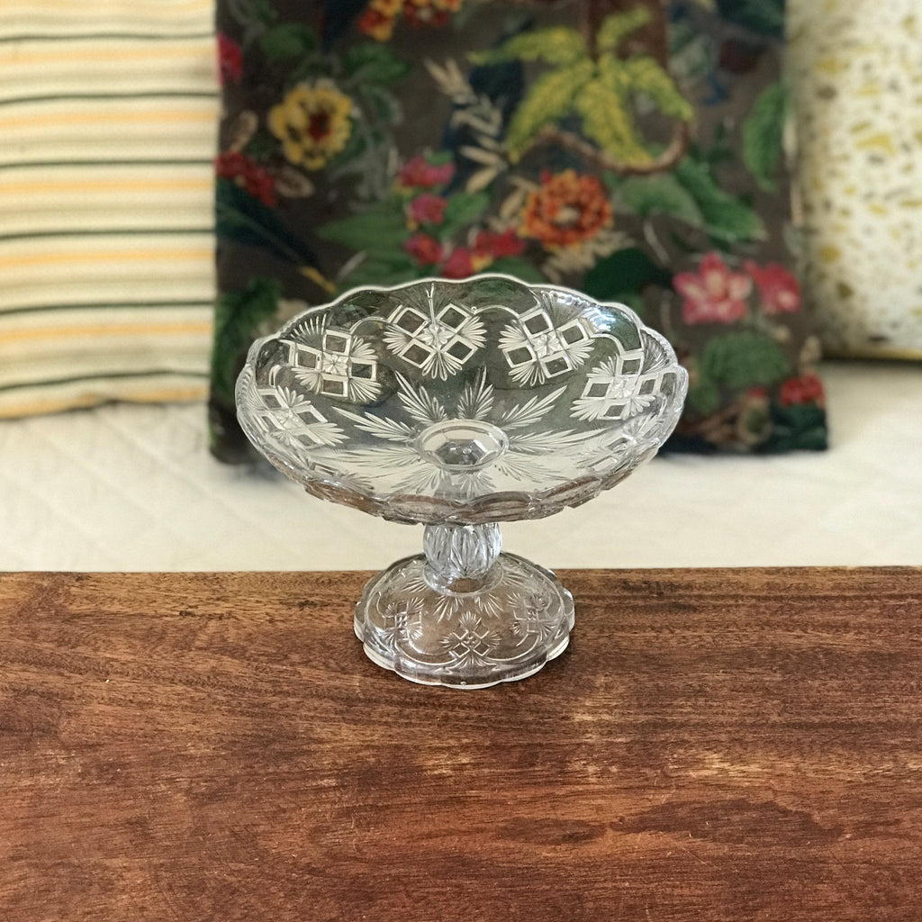 Petit compotier ou coupe à fruit sur piédouche en cristal moulé diamètre de 20 cm hauteur de 14 cm par Hello Broc brocante en ligne