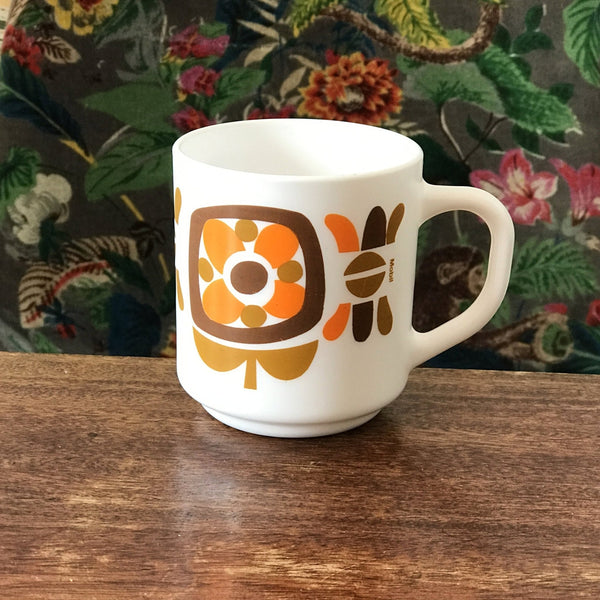 Mug / tasse vintage Arcopal Mobil années 70 décor orange et marron