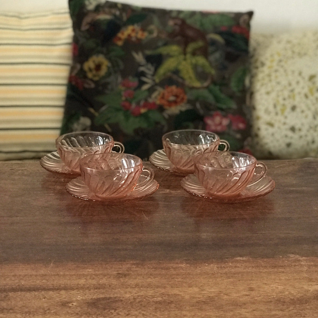 Lot de 4 tasses et 4 sous-tasses coordonnées en verre moulé rose Luminarc Arcoroc Rosaline par Hello Broc brocante en ligne