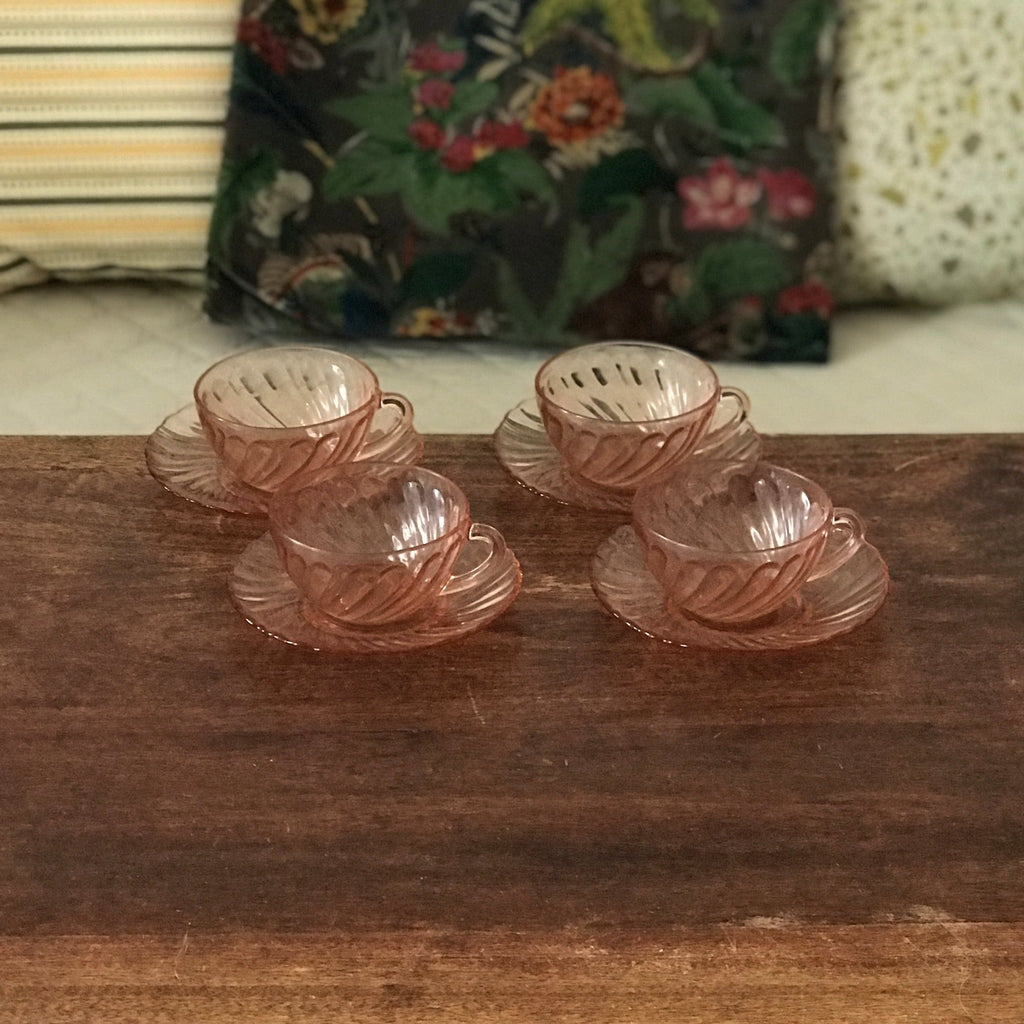 Lot de 4 tasses et 4 sous-tasses coordonnées en verre moulé rose Luminarc Arcoroc Rosaline par Hello Broc brocante en ligne