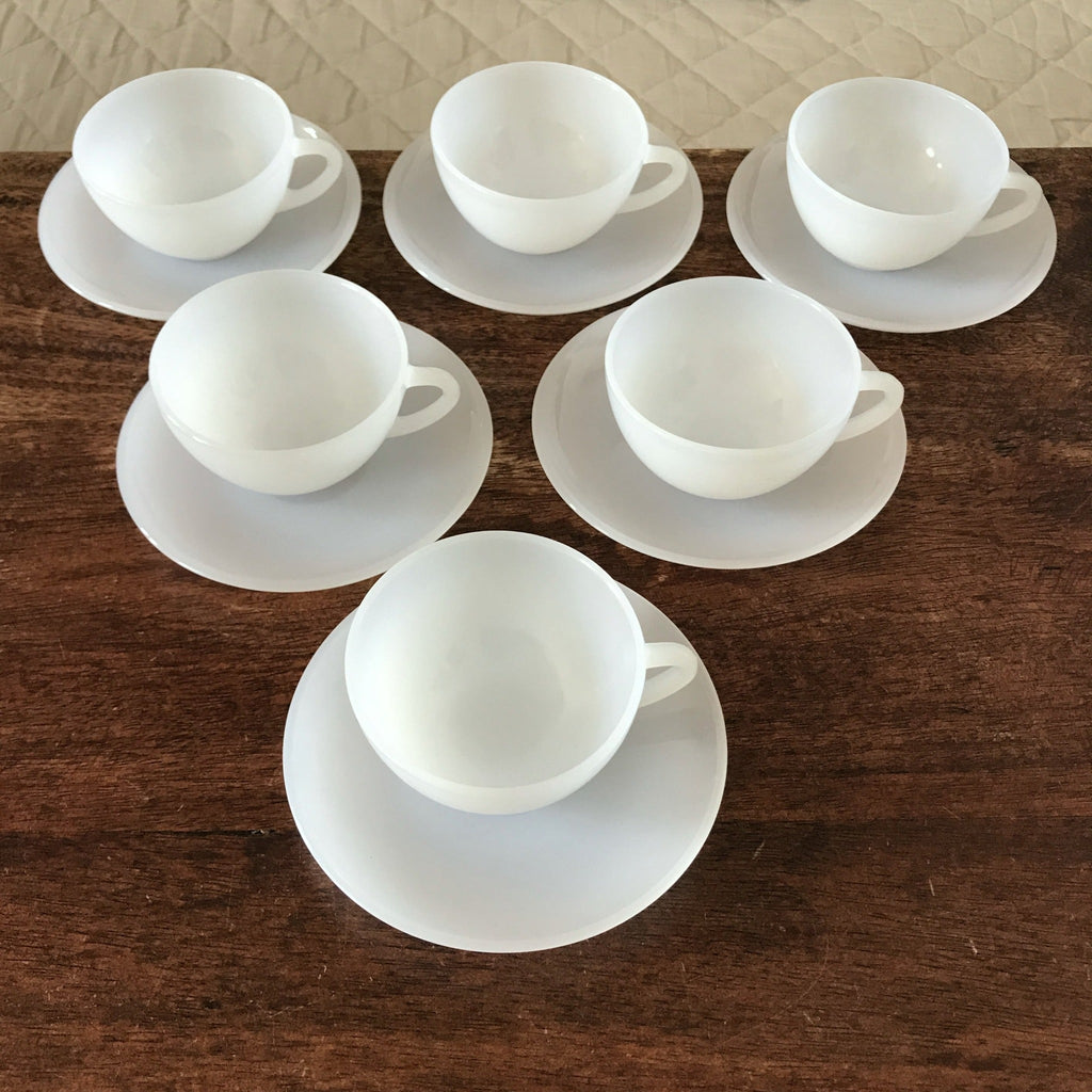 Lot de 6 tasses et 6 soucoupes à café opaline blanche Arcopal années 70 par Hello Broc brocante en ligne