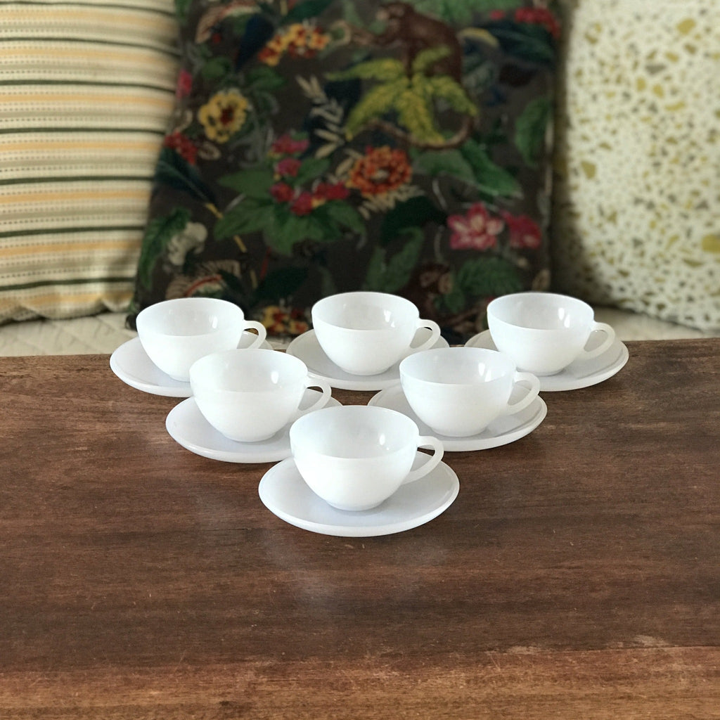 Lot de 6 tasses et 6 soucoupes à café opaline blanche Arcopal années 70 par Hello Broc brocante en ligne