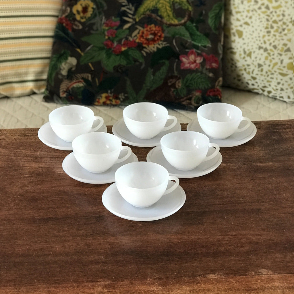 Lot de 6 tasses et 6 soucoupes à café opaline blanche Arcopal années 70 par Hello Broc brocante en ligne