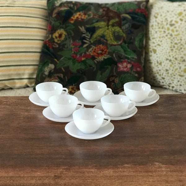 Lot de 6 tasses et 6 soucoupes à café opaline blanche Arcopal années 70 par Hello Broc brocante en ligne