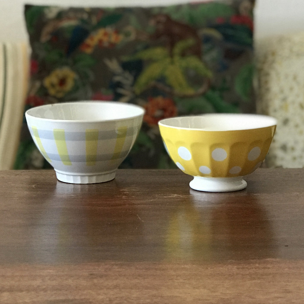 Ensemble de 2 bols en céramique jaune pois blancs et quadrillé gris et jaune par Hello Broc brocante en ligne