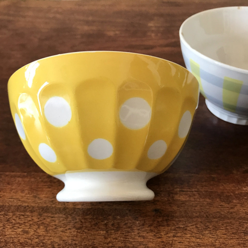 Ensemble de 2 bols en céramique jaune pois blancs et quadrillé gris et jaune par Hello Broc brocante en ligne