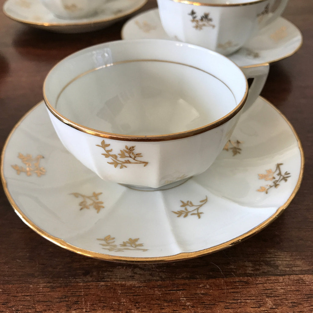 Ensemble de 5 tasses à café et 5 soucoupes vintage M&S en porcelaine blanche et dorée du Berry France par Hello Broc brocante en ligne