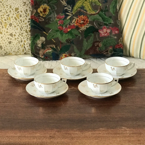 Ensemble de 5 tasses à café et 5 soucoupes vintage M&S en porcelaine blanche et dorée du Berry France par Hello Broc brocante en ligne