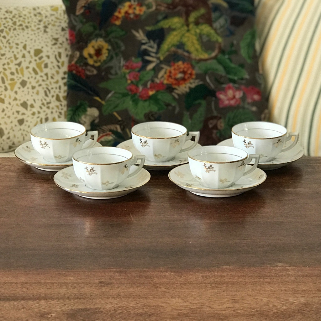 Ensemble de 5 tasses à café et 5 soucoupes vintage M&S en porcelaine blanche et dorée du Berry France par Hello Broc brocante en ligne