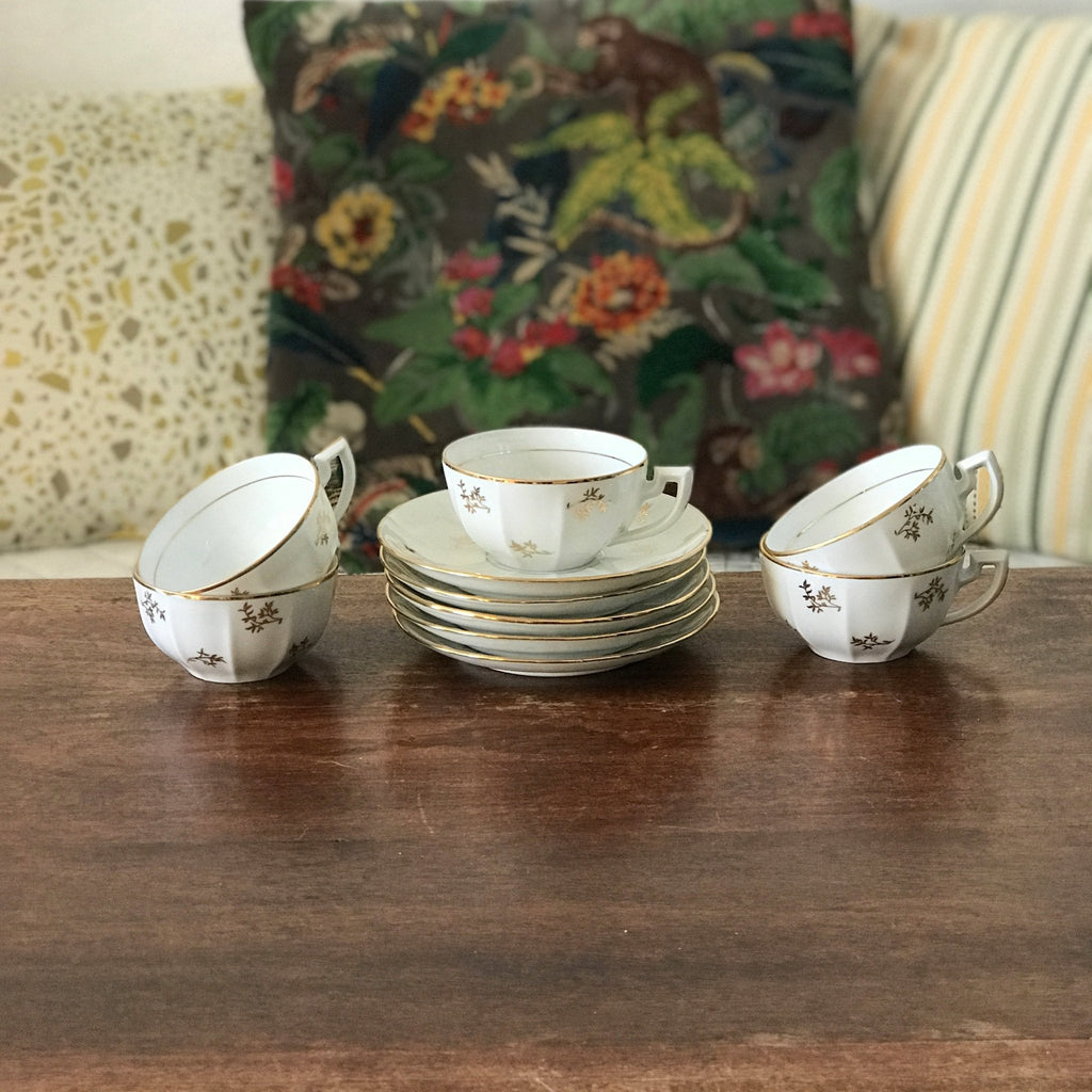 Ensemble de 5 tasses à café et 5 soucoupes vintage M&S en porcelaine blanche et dorée du Berry France par Hello Broc brocante en ligne