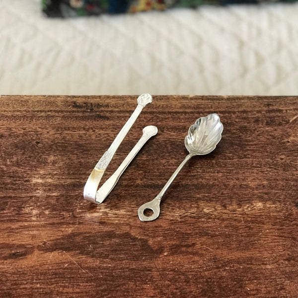 Ensemble pince à sucre et cuillère à saupoudrer en métal blanc par Hello Broc brocante en ligne