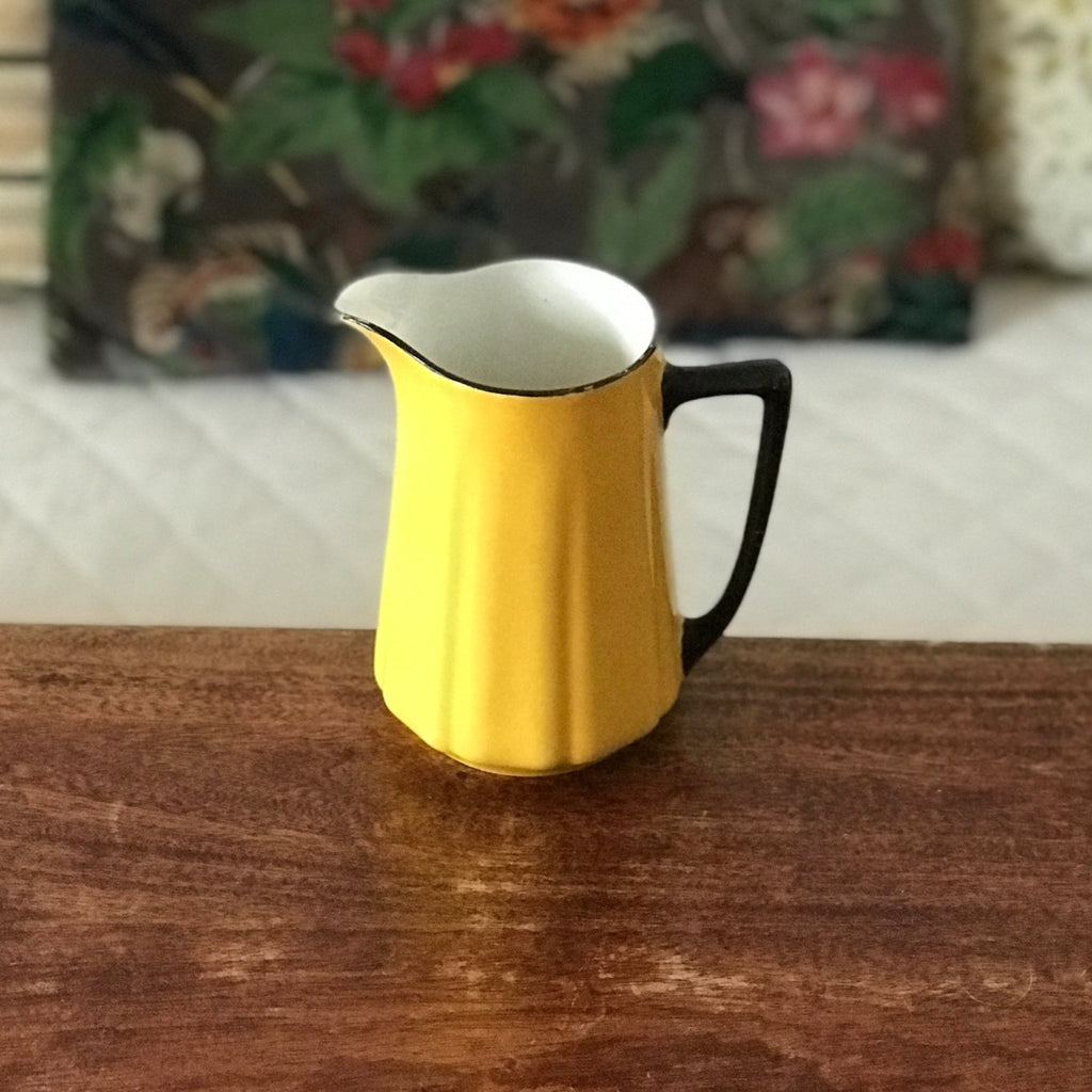 Grand pot à lait en porcelaine jaune et noire Limoges France contenance de 40 cl par Hello Broc brocante en ligne