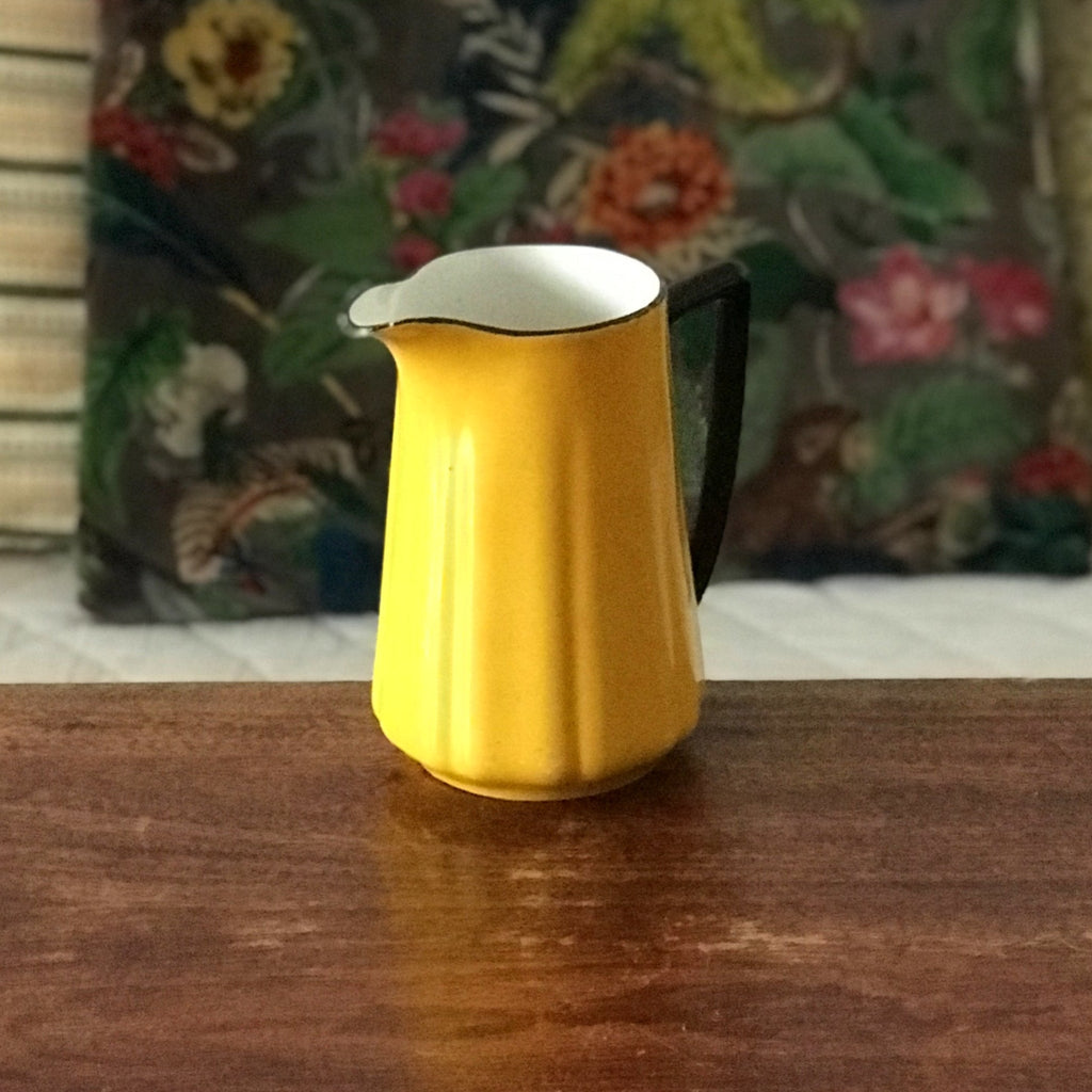 Grand pot à lait en porcelaine jaune et noire Limoges France contenance de 40 cl par Hello Broc brocante en ligne