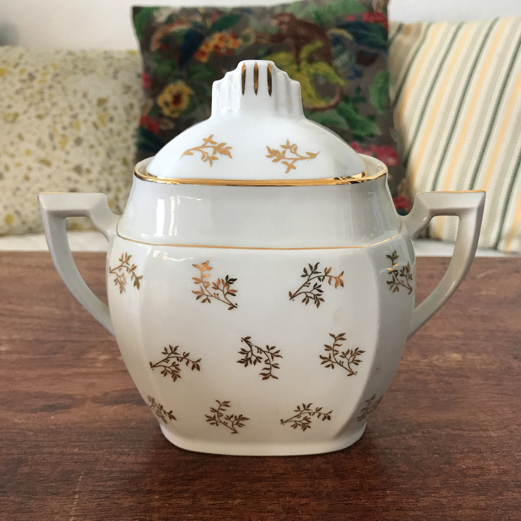 Service à café en porcelaine du Berry : 6 tasses, soucoupes, théière, sucrier et pot à lait par Hello Broc brocante en ligne