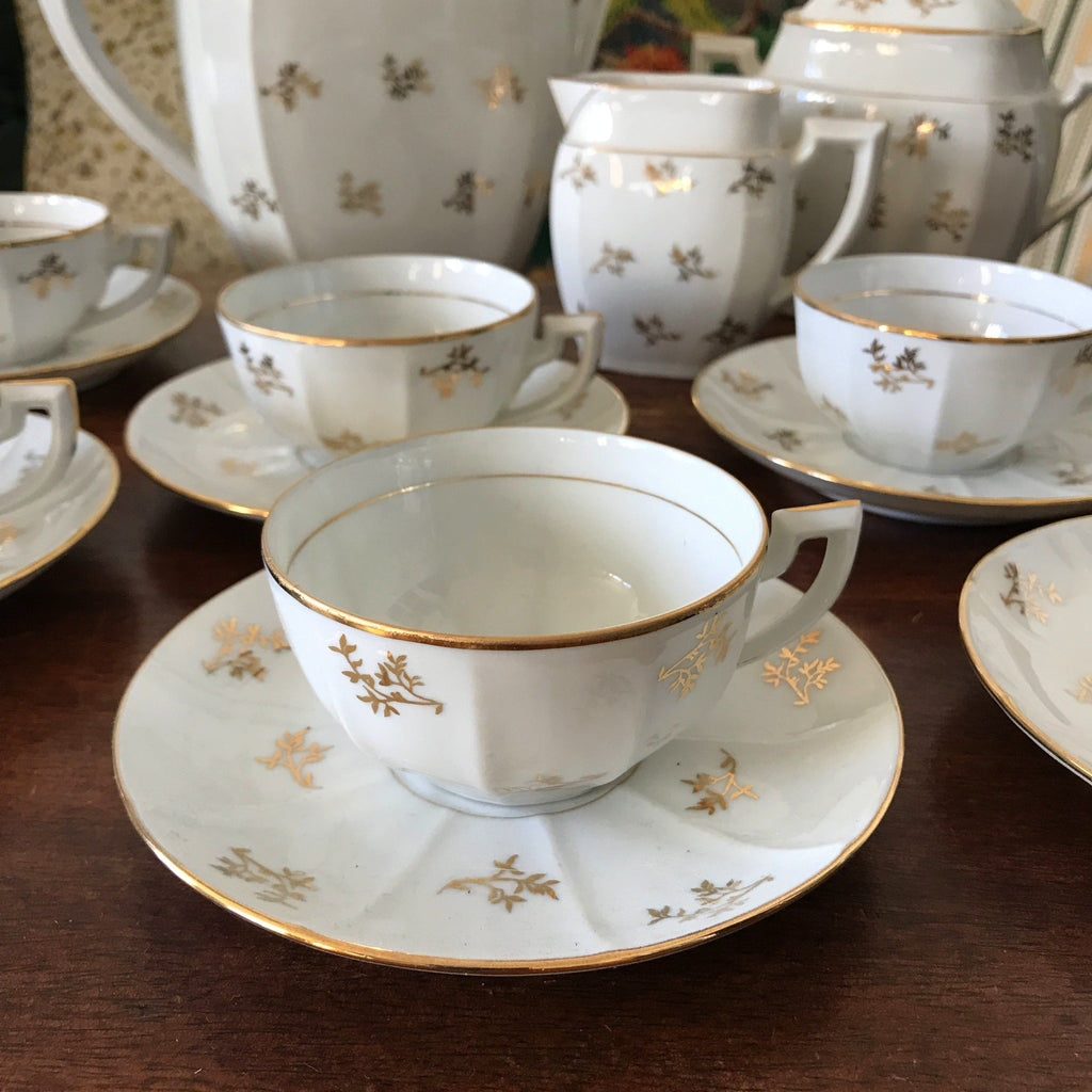 Service à café en porcelaine du Berry : 6 tasses, soucoupes, théière, sucrier et pot à lait par Hello Broc brocante en ligne