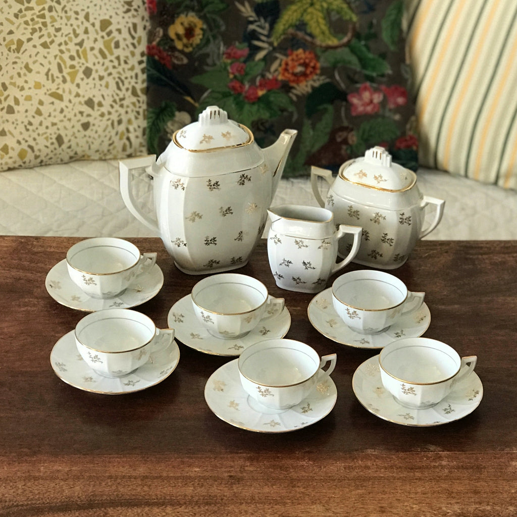 Service à café en porcelaine du Berry : 6 tasses, soucoupes, théière, sucrier et pot à lait par Hello Broc brocante en ligne