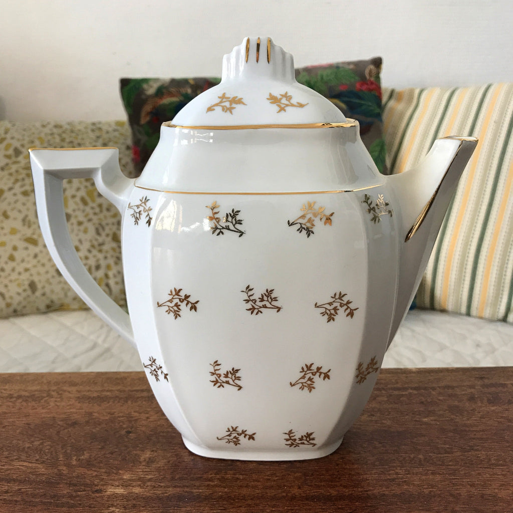 Service à café en porcelaine du Berry : 6 tasses, soucoupes, théière, sucrier et pot à lait par Hello Broc brocante en ligne