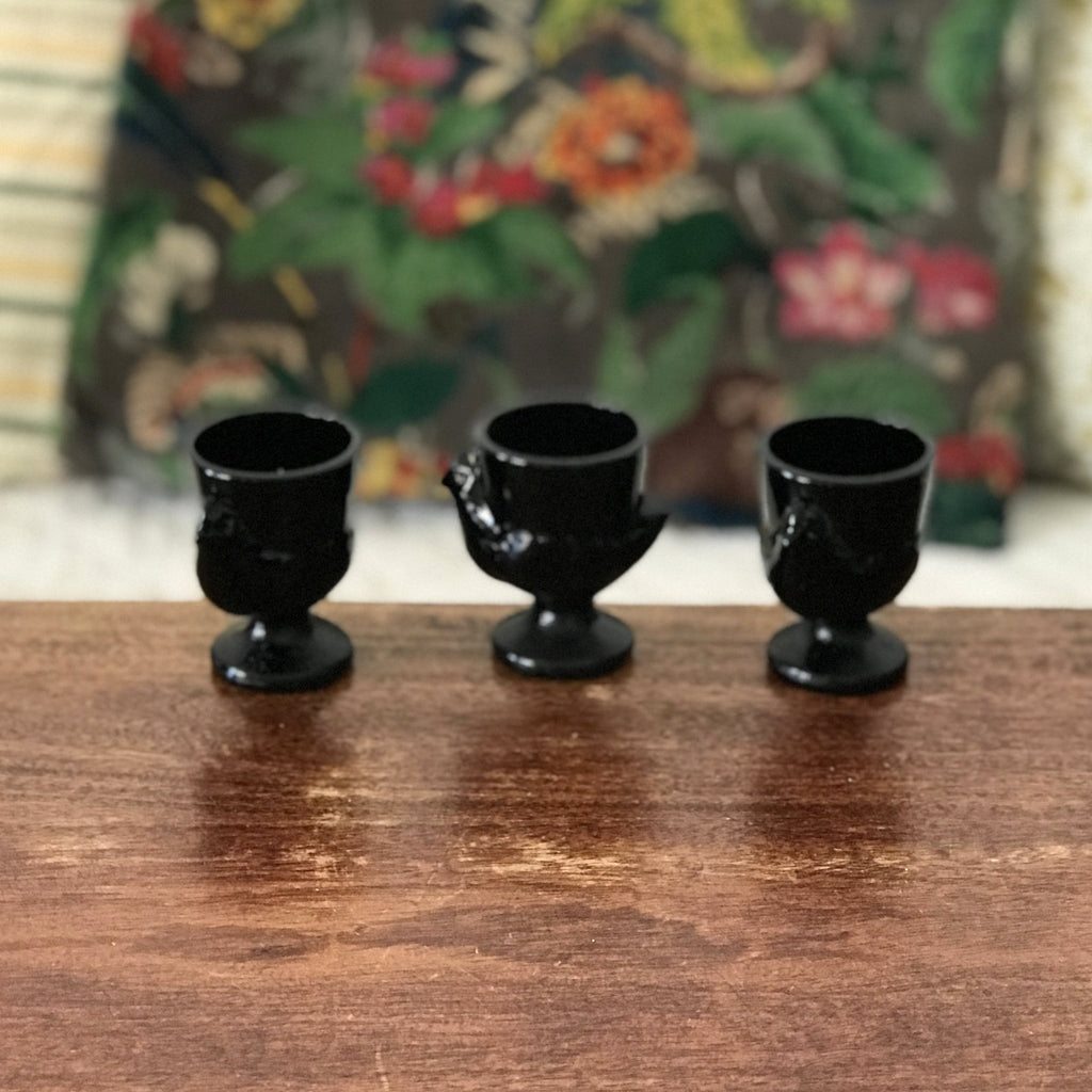 Lot de 3 coquetiers Arcopal en verre opalin moulé noir par Hello Broc brocante en ligne