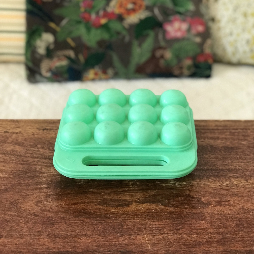 Boîte à œuf années 70 / 80 en plastique moulé vert d'eau par Hello Broc brocante en ligne