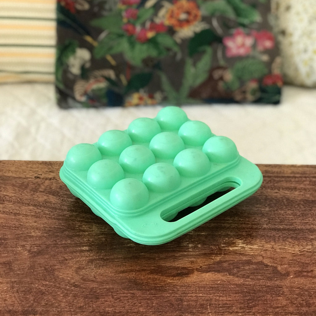 Boîte à œuf années 70 / 80 en plastique moulé vert d'eau par Hello Broc brocante en ligne