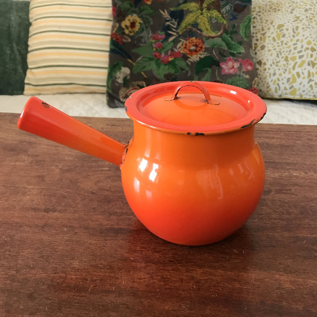 Caquelon haut ou marmite en tôle émaillée orange avec son couvercle d'origine par Hello Broc brocante en ligne