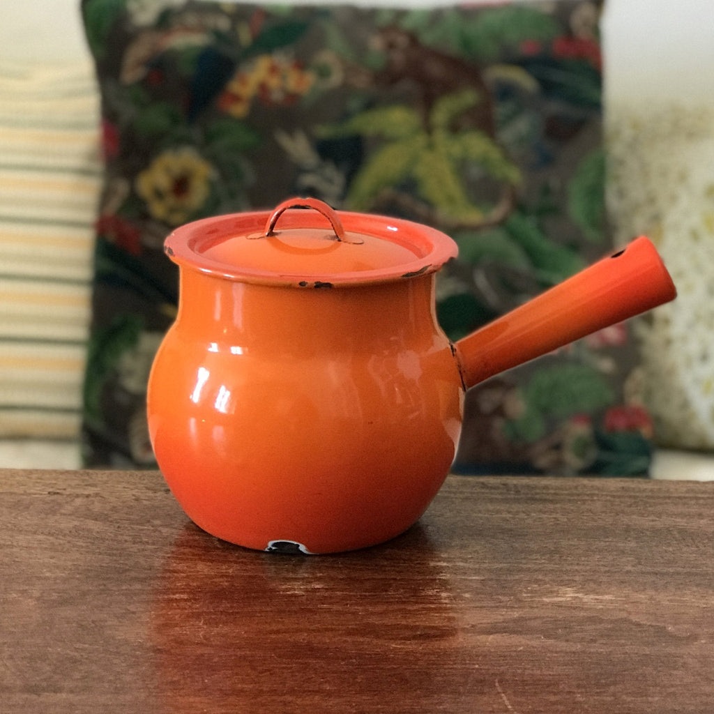 Caquelon haut ou marmite en tôle émaillée orange avec son couvercle d'origine par Hello Broc brocante en ligne